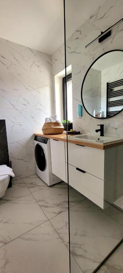 Bast 17: Spacious Mandoria With Parking And Terrace