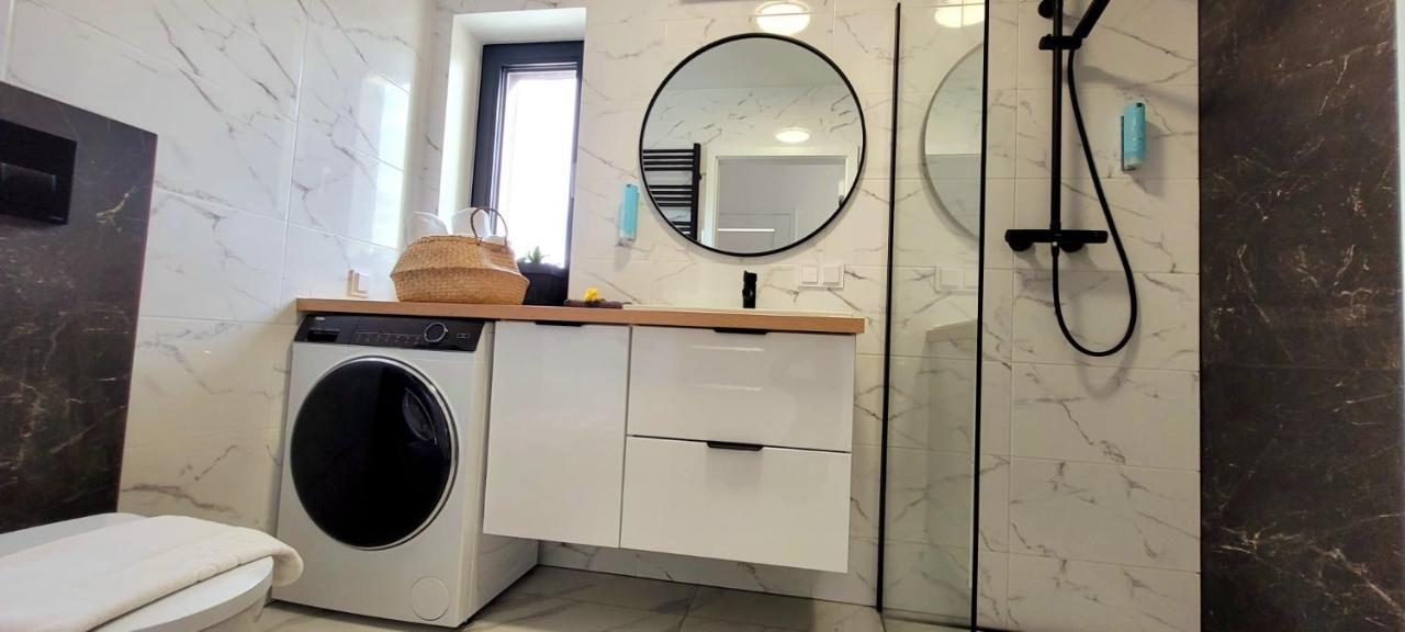 Bast 17: Spacious Mandoria With Parking And Terrace