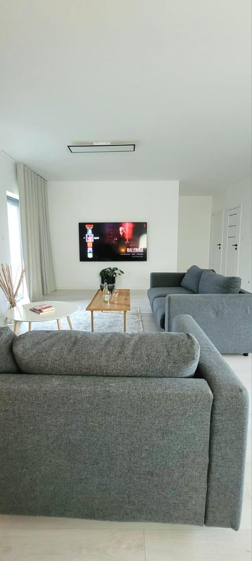 Bast 17: Spacious Mandoria With Parking And Terrace
