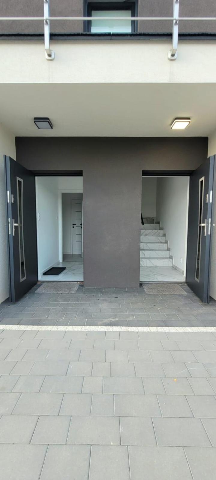 Bast 17: Spacious Mandoria With Parking And Terrace