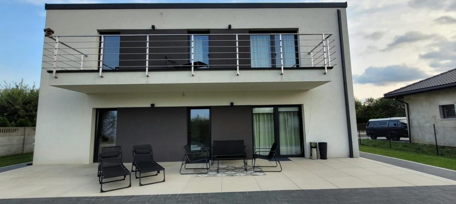 Bast 17: Spacious Mandoria With Parking And Terrace
